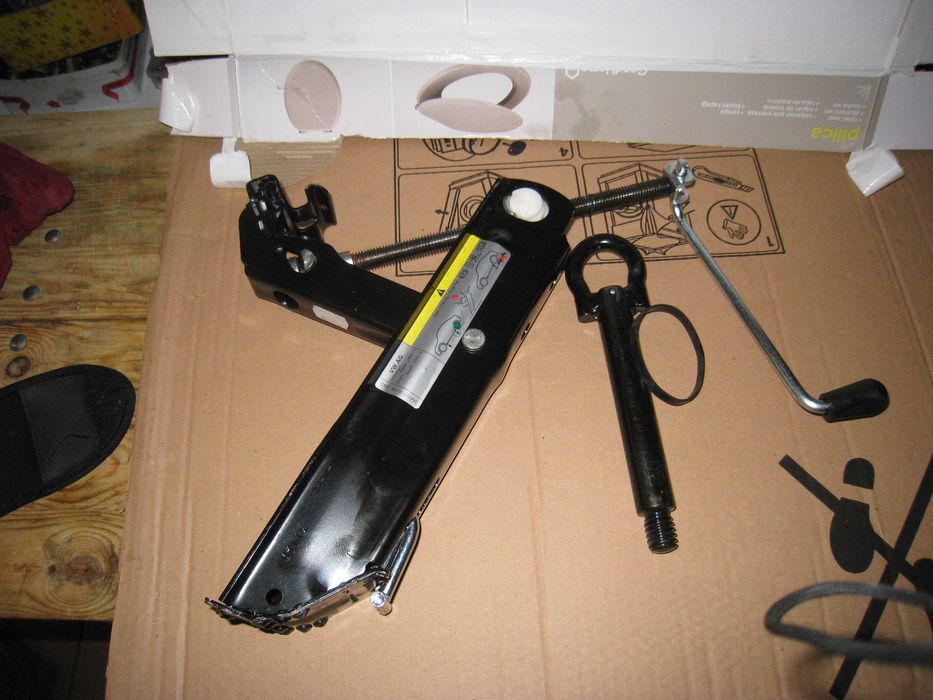 lewarek samochodowy oraz hak holowniczy - nowe elm.