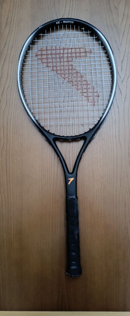 2 raquetes de tênis, uma capa para raquetes e 2 bolas