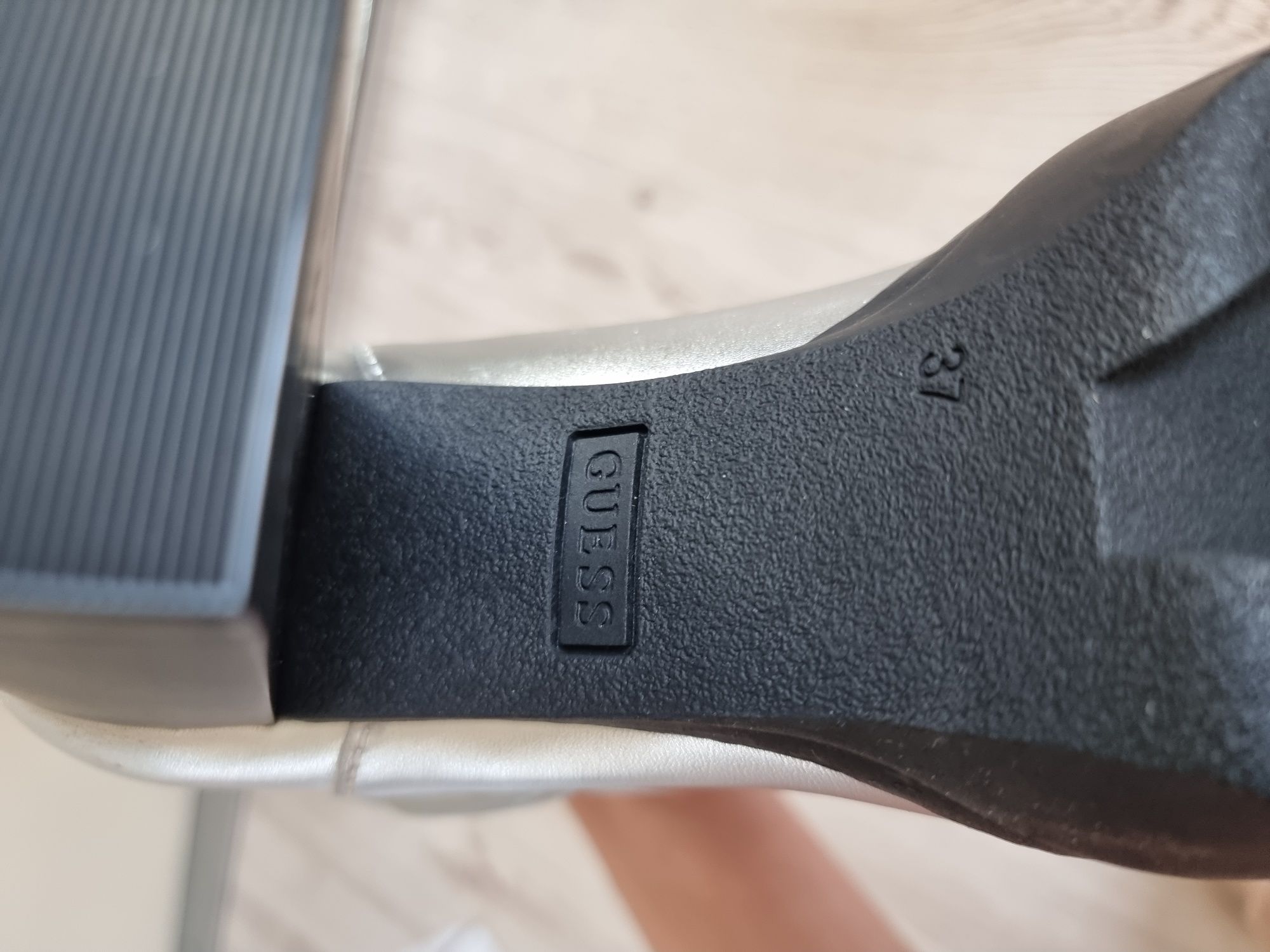 Botki srebrne Guess