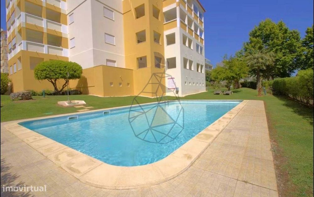 Apartamento T3 para Arrendamento Anual com Piscina e Garagem nos Três