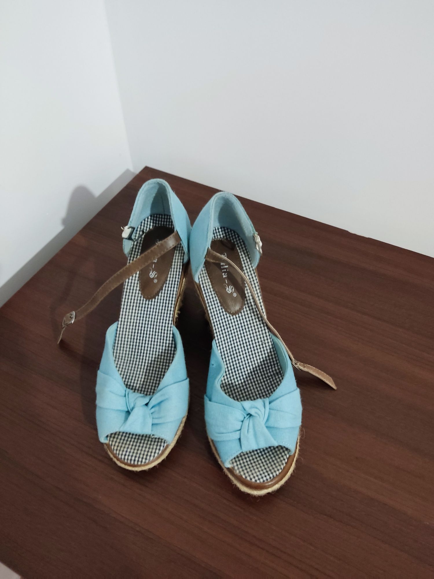 Niebieskie sandały na koturnie