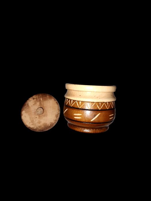 Дерев'яна різьблена шкатулка/баночка з кришкою, декор ручної роботи