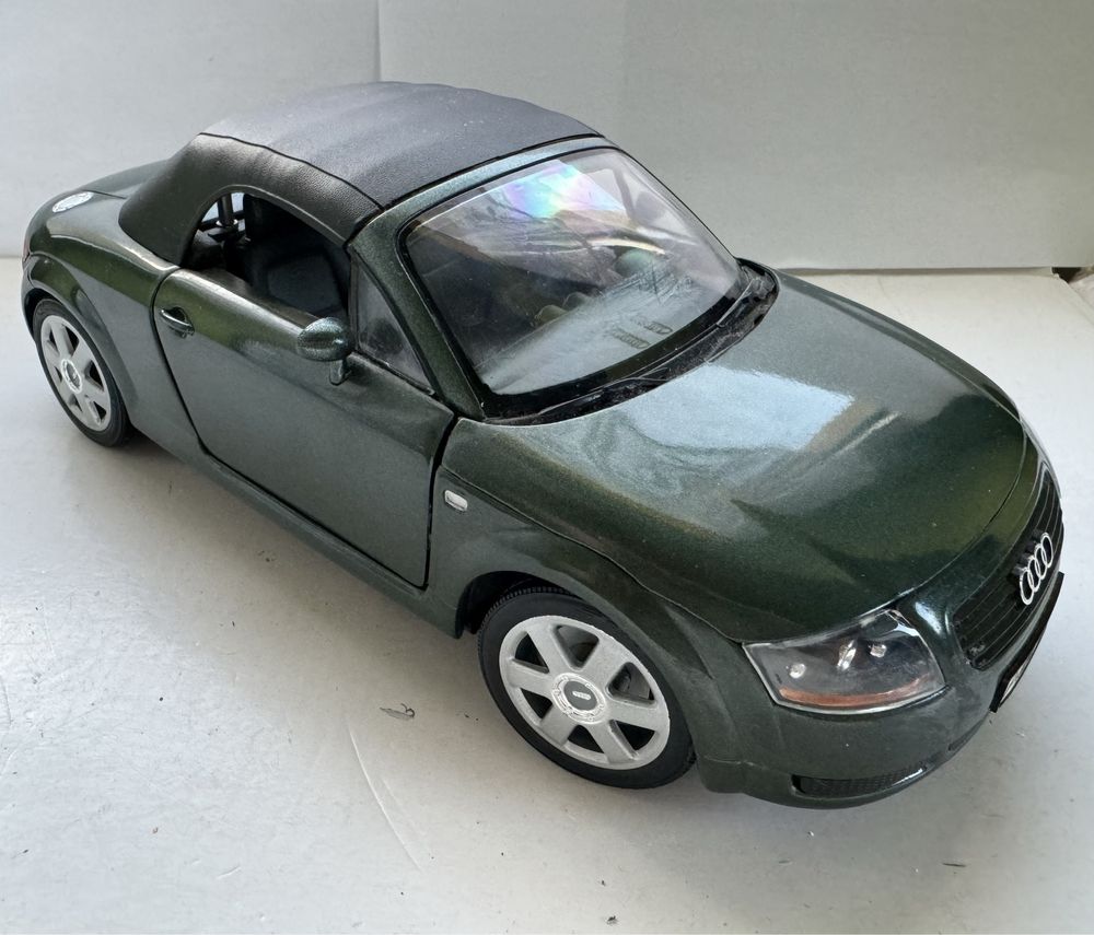 Model samochodu w skali 1:18 Audi TT Revell