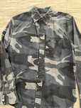Camisa Abercombie & Fich camuflada em tons de azul