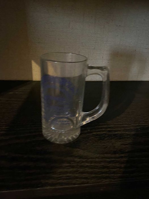 copo de cerveja com letras azuis