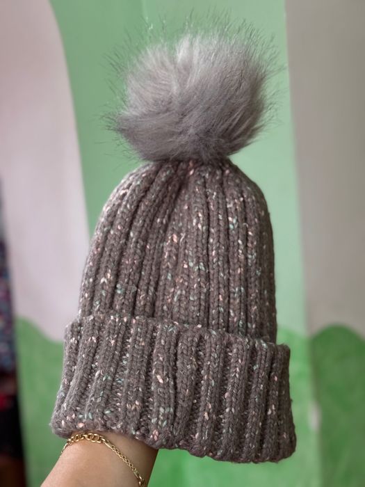 Шапка жіноча сіра з помпоном