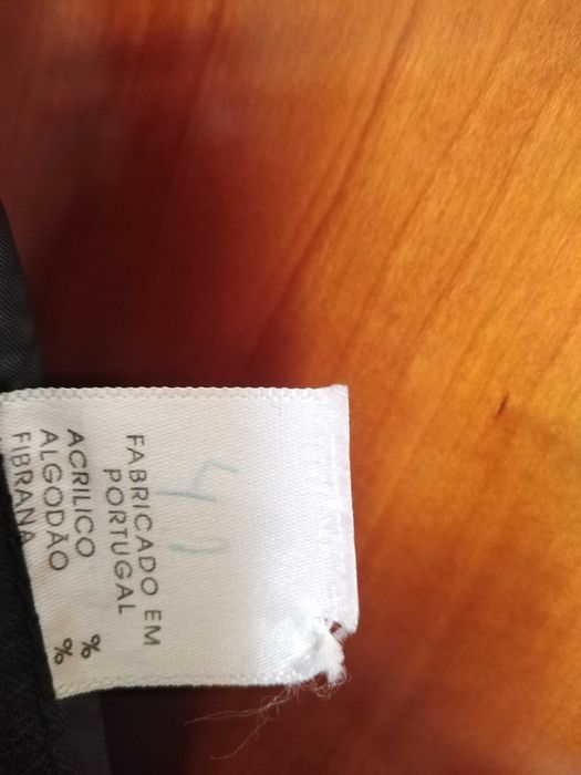 Saia azul escura com três botões e bordados