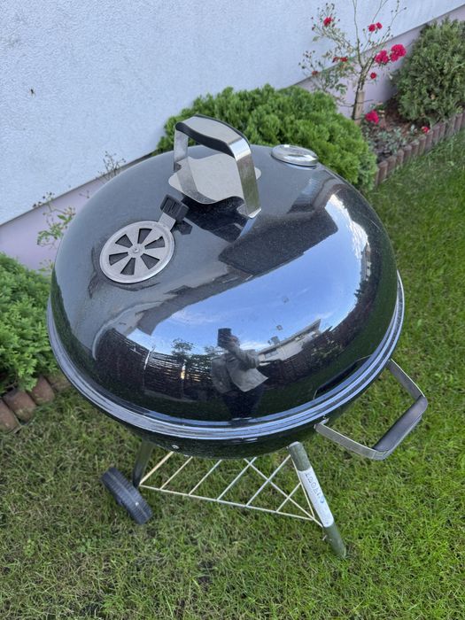 Czarny grill węglowy ogrodowy na kółkach 60cm