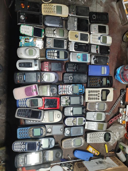 Stare telefony sprzedaję jako niesprawne