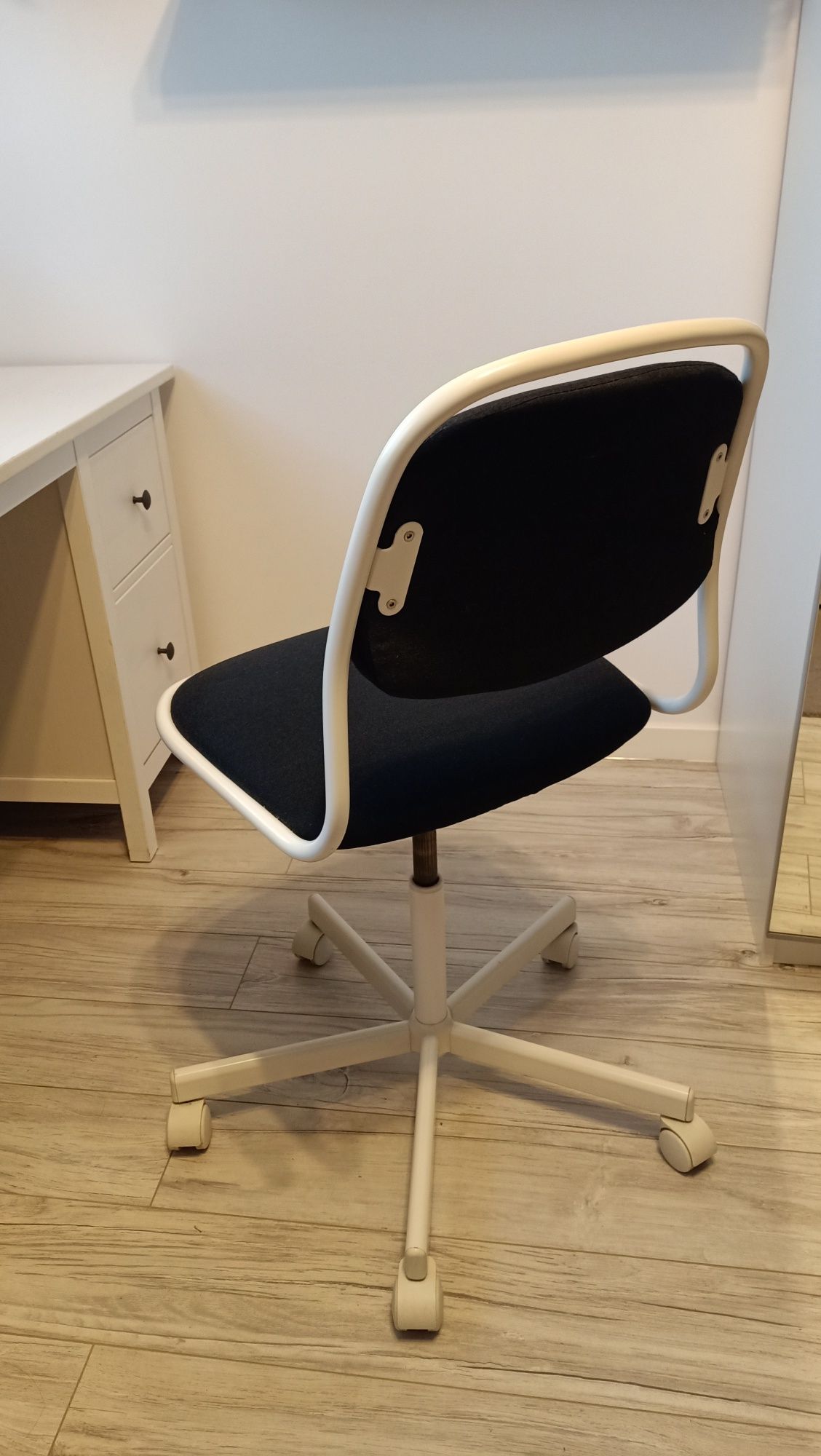 Krzesło obrotowe biało czarne