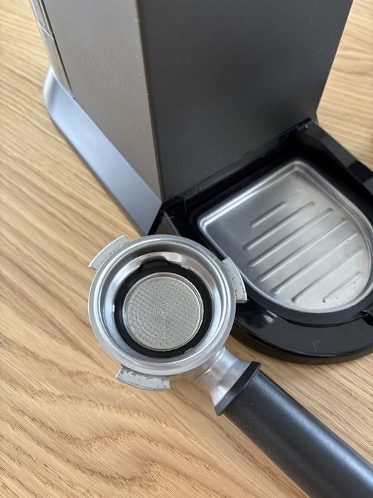 Ekspres kolbowy DeLonghi Dedica Style szary