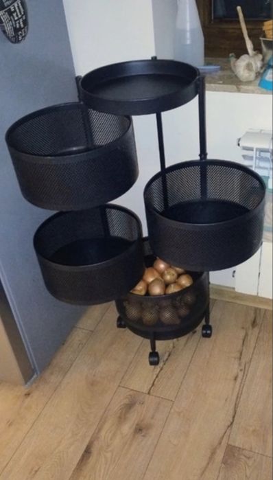 Praktyczny regał, szafka na kółkach