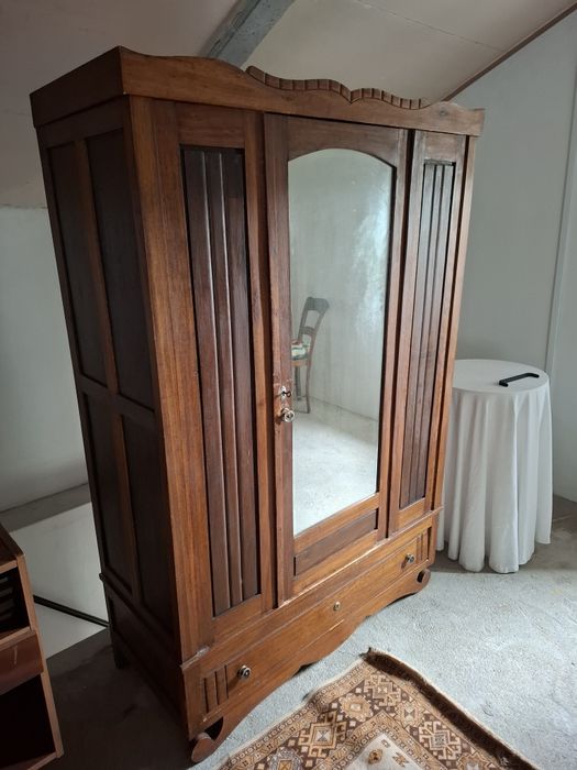 Conjunto dois roupeiros antigos