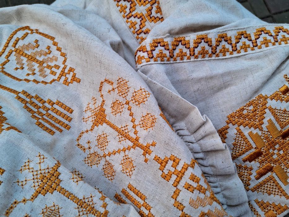 Сукня-вишиванка з поясом в українському етнічному стилі