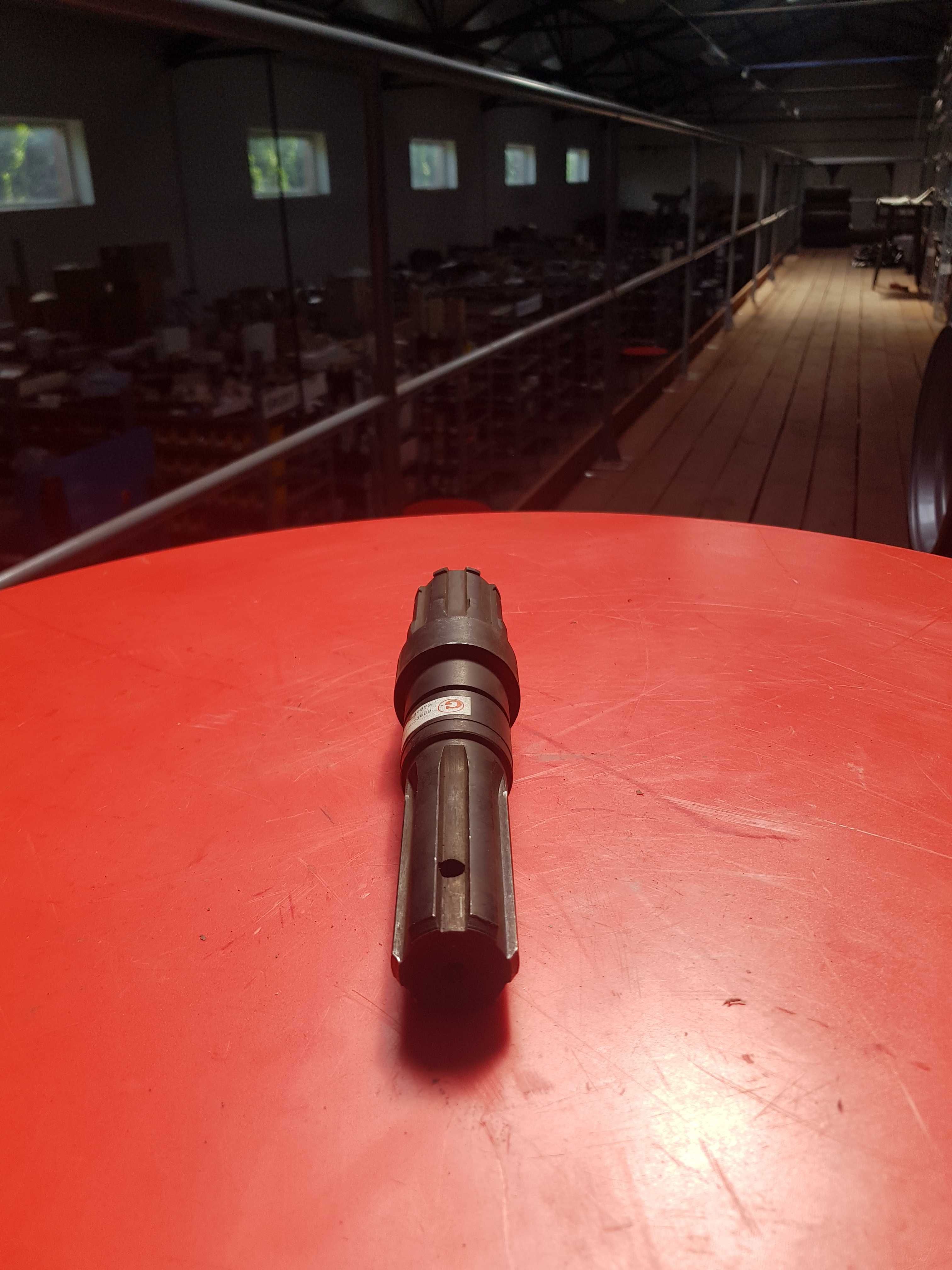 Wałek krótki napędu bębna 233mm Rozrzutnik Fortschritt T-088