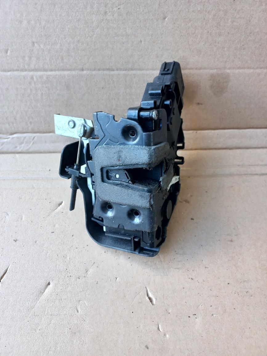 Zamek drzwi prawy przód ford 8m2a-r21812-aa