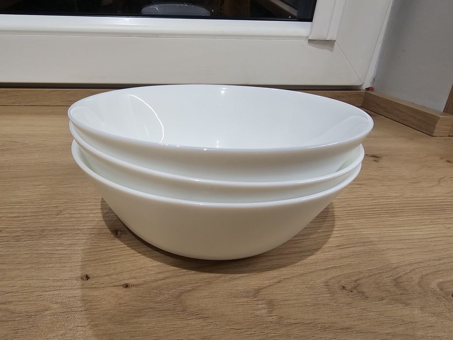 Trzy białe miseczki 15 cm