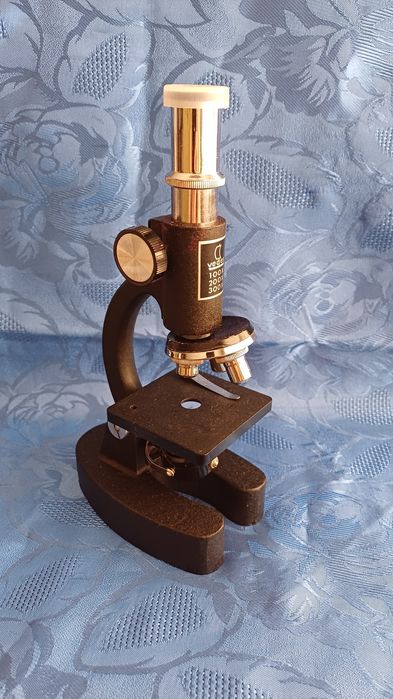 Mikroskop Vedes z  powiększeniami: 100x, 200x, 300x.