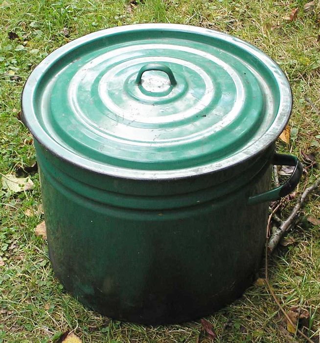 Pamiątki PRLu - 2 duże emaliowane garnki, po około 20 litrów
