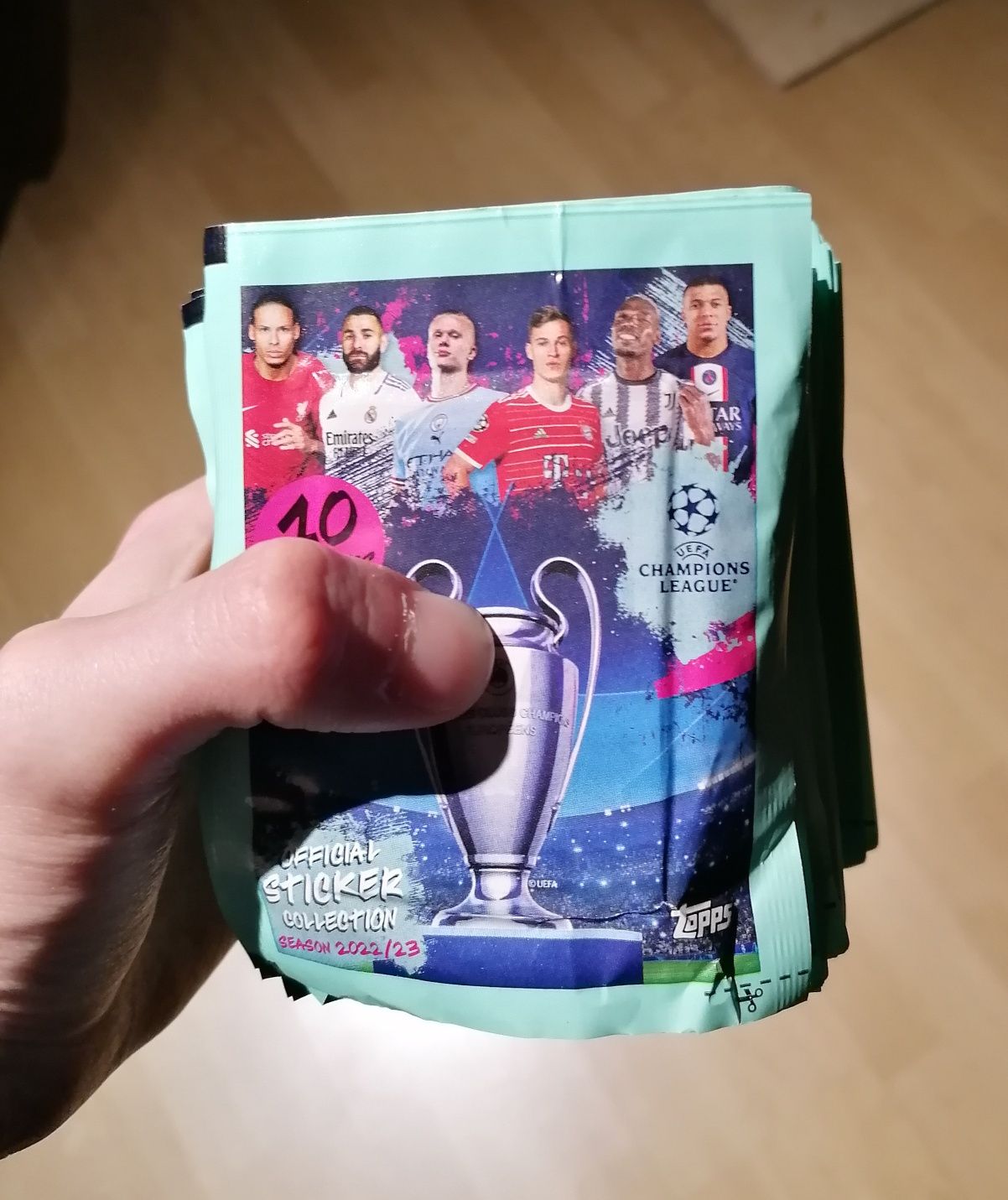 50 saszetek z naklejkami Topps Champions League 2022-23