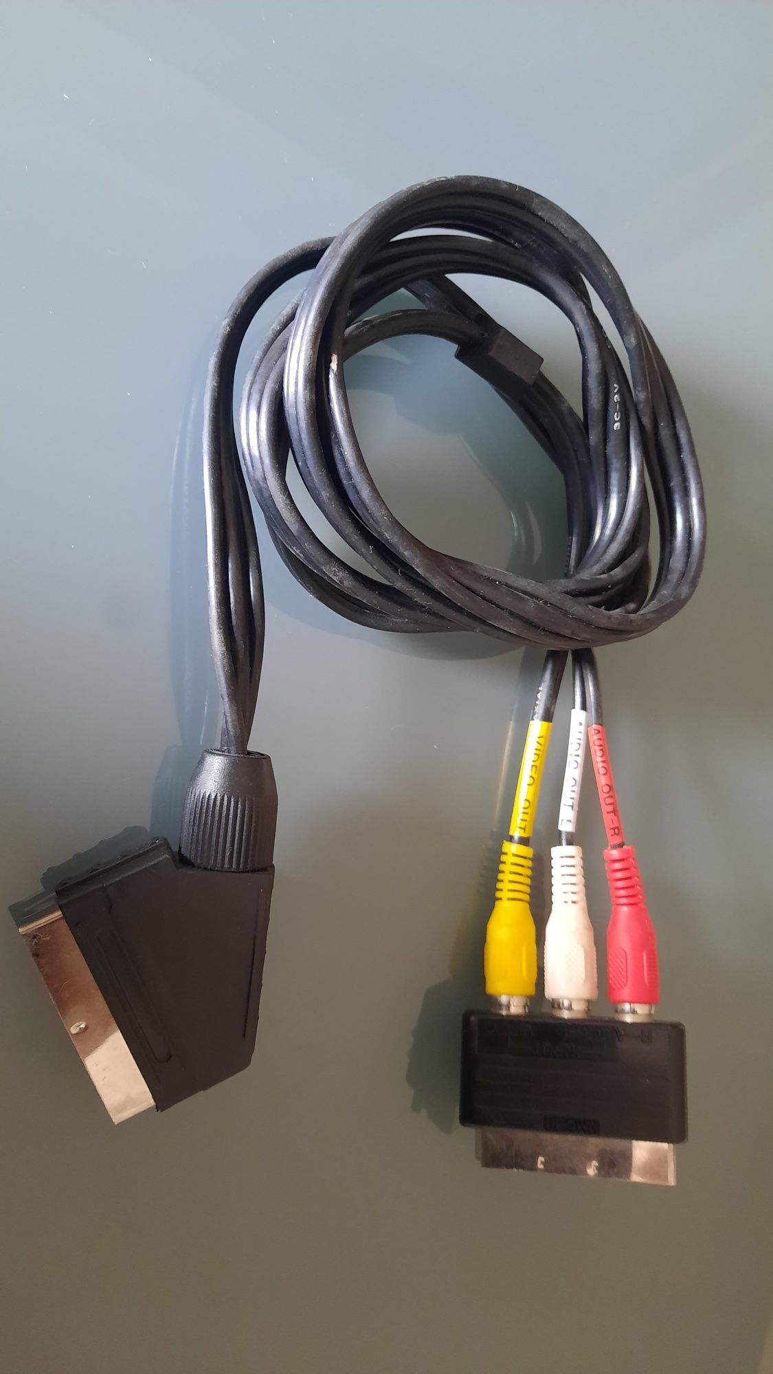 Vários cabos: HDMI, scart 21 pinos, Áudio e Vídeo