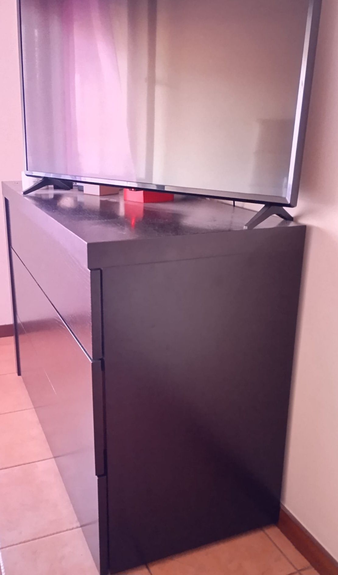 Cómoda + mesinha de cabeceira