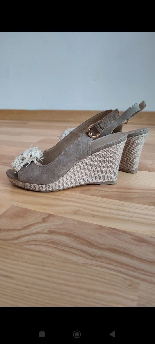 Buty zamszowe na koturnie camel