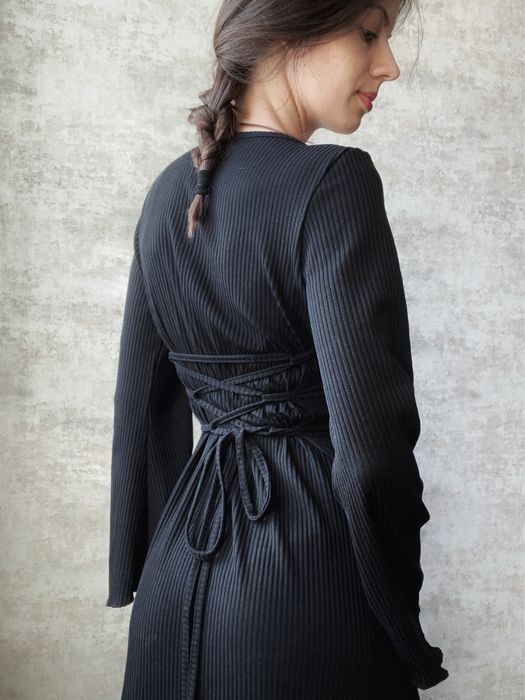 Сукня жіноча міді із шнурівкою на спині жіноча в рубчик