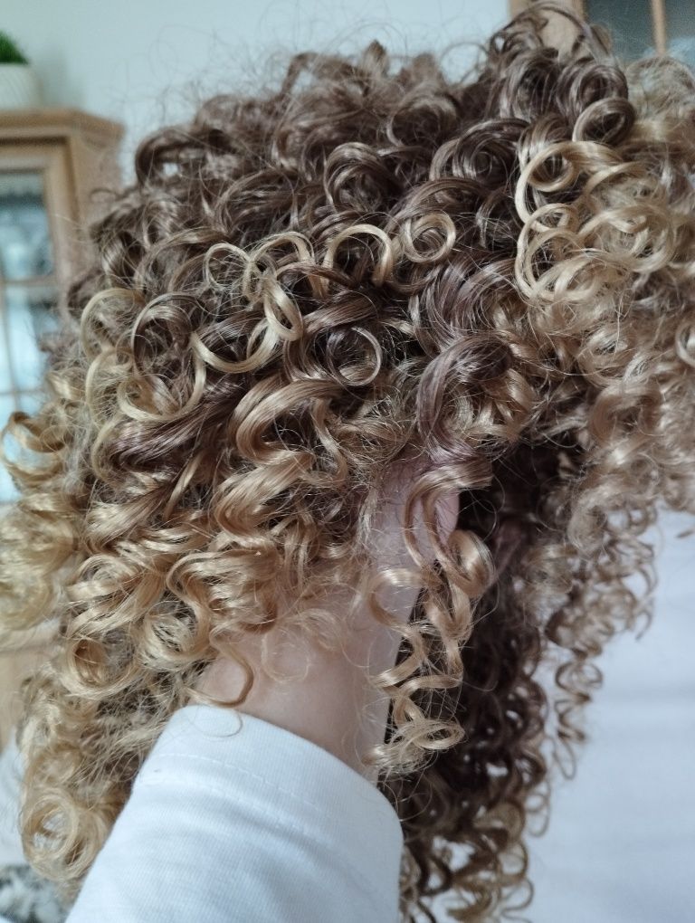 Fantastyczna peruka. Loczki/afro. Naturalny look.
