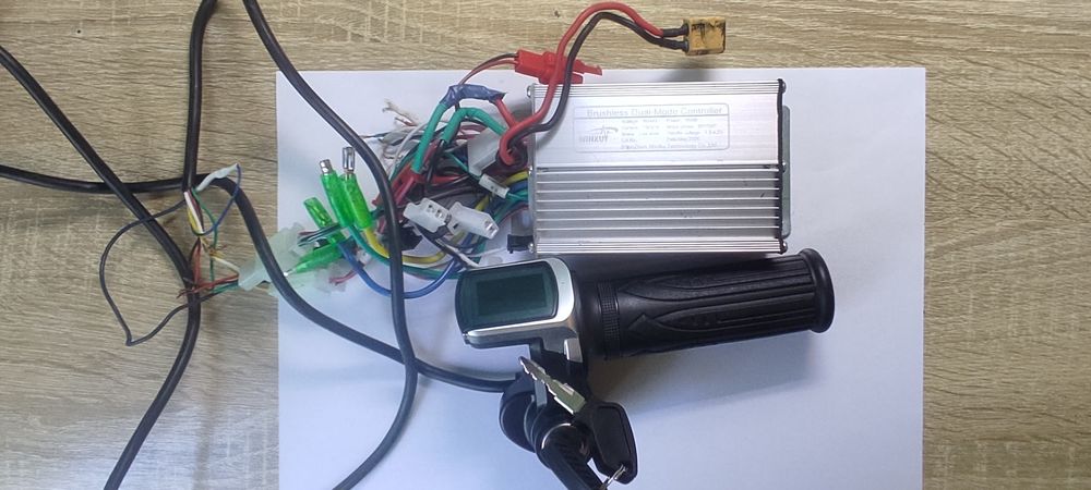 Комплект контролер з дисплее та ручкою газу універсальний 36/48v 350w.