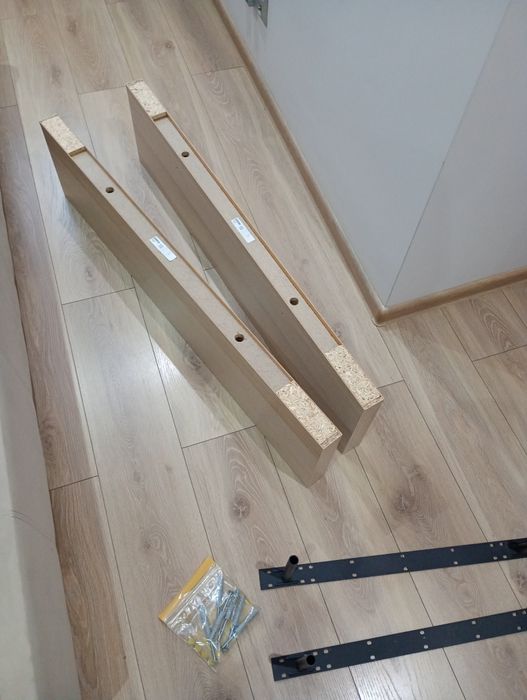 Dwie półki wiszące.