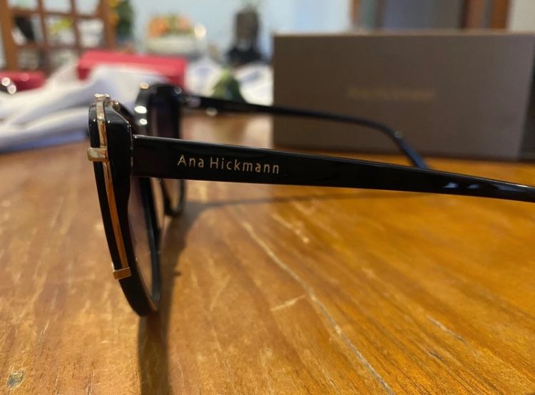Óculos de sol pretos, Ana Hickmann