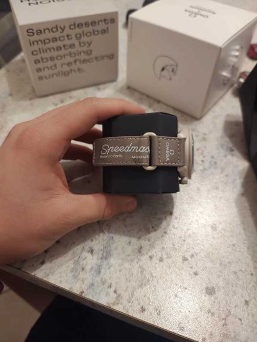 SO33T103 Bioceramic – Pustynna Limitacja Omega x Swatch