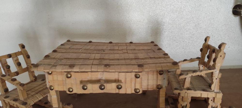 Mesa e cadeiras em miniaturas