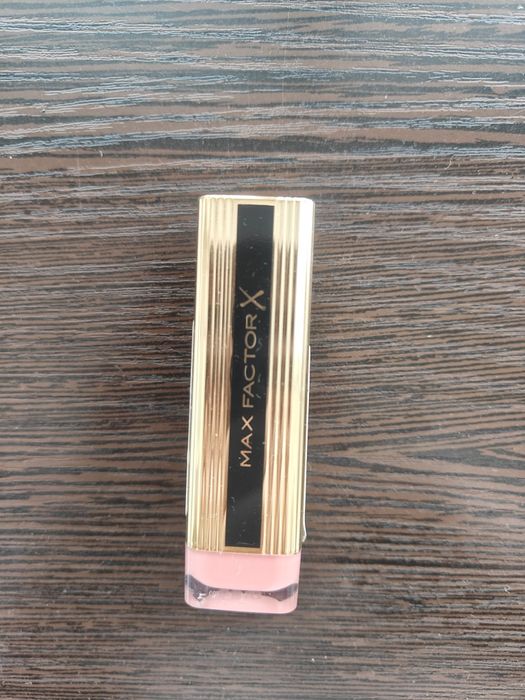 Зволожувальна помада для губ Мах Factor

Colour Elixir 005 Simp Nude,