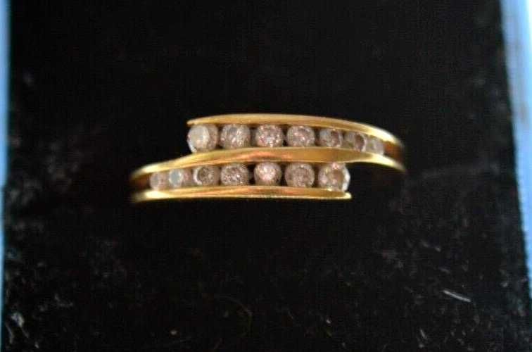 Złoty pierścionek vintage, w stylu Channel z 14 diamentami