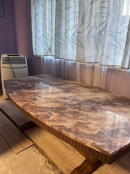 Стіл з мармуровою стільницею