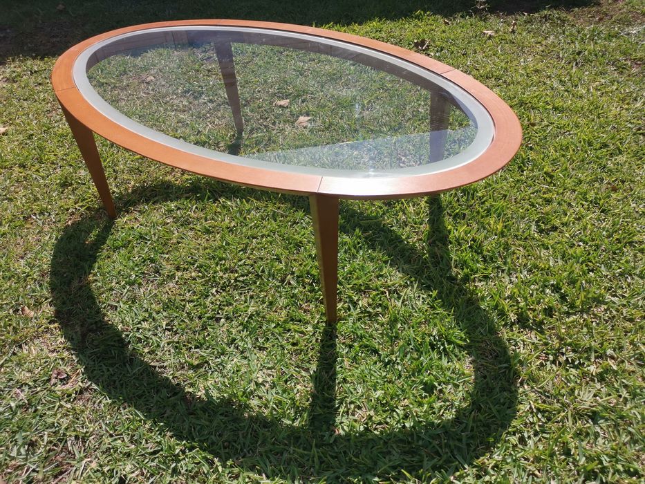 Mesa oval de centro