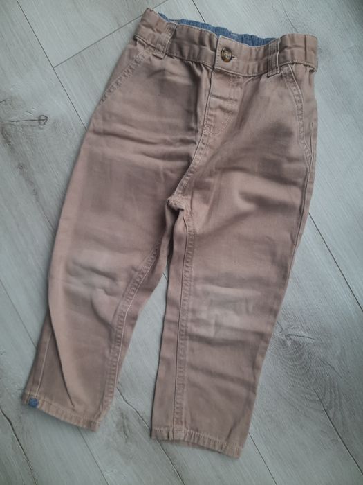 Beżowe spodnie chłopięce 98