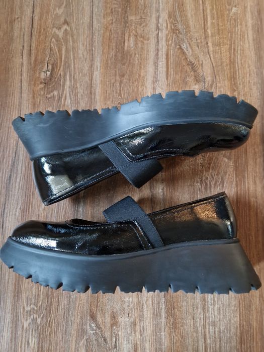Czarne skórzane lakierowane półbuty Wonders, r. 40