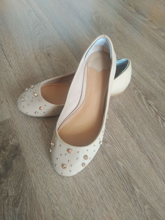 Beżowe balerinki Stradivarius