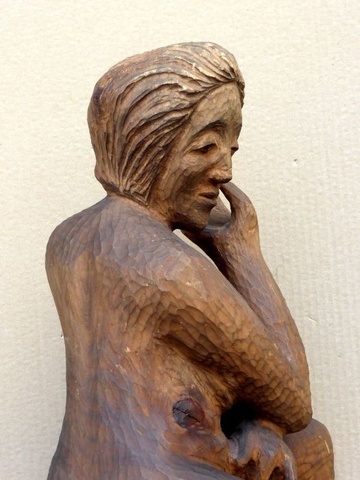 Akt. Rzeźba klęczącej kobiety