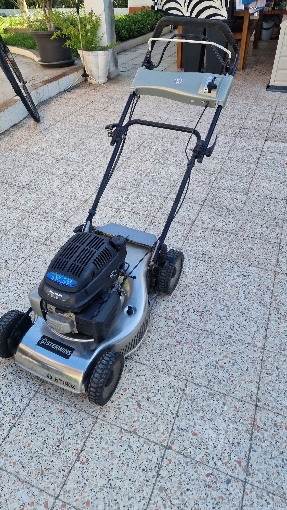 Corta relva honda 5.5 cv com tracção.