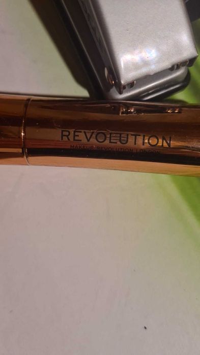 zestaw revolution paleta i pomadka