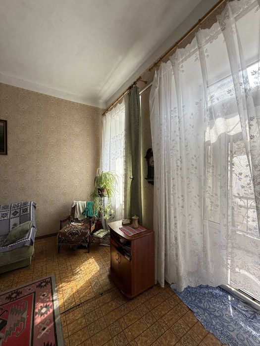 Уютная 2-комнатная с высоким потолком и балконом — центр рядом!