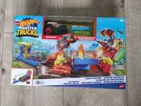 Hot Wheels Monster Trucks Demolka na stacji Zestaw HFB12