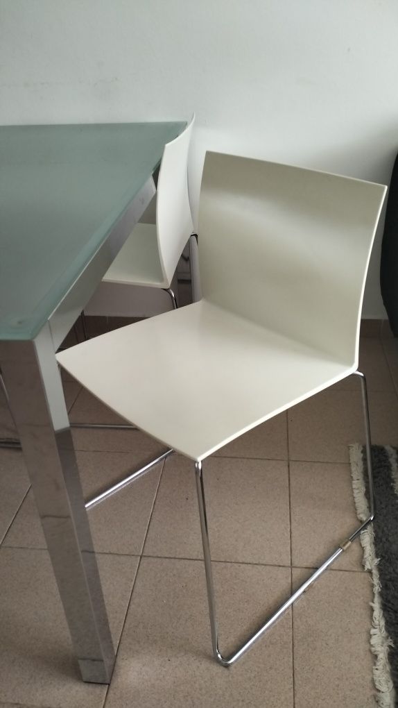 Mesa de vidro + 4 cadeiras brancas