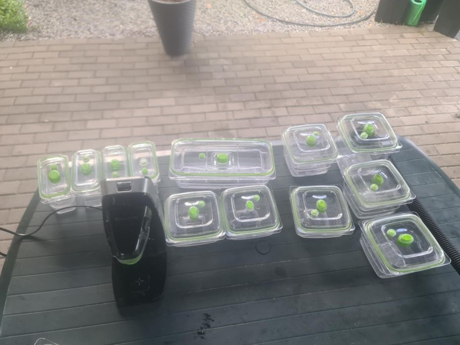 Food saver z pojemnikami próżniowymi