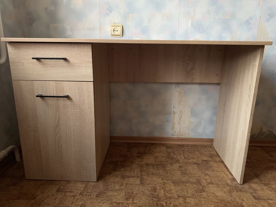 письмовий стіл з тумбою