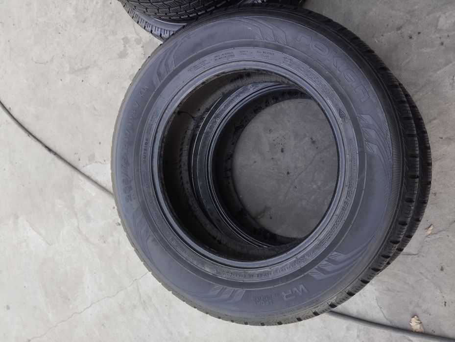 Пара зимових шин Nokian 235/65/17